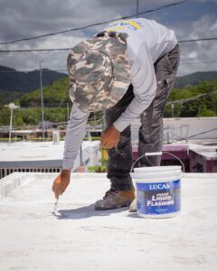 Sellador de techo de emergencia: Reparaciones rápidas para filtraciones a mitad de partido