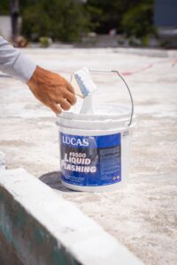Sellador para juntas de techo: Tácticas de refuerzo perimetral y protección de tapajuntas ante tormentas